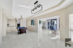 Μια τηλεόραση ή/και κέντρο ψυχαγωγίας στο 25 Coral Cove Drive Coral Cove