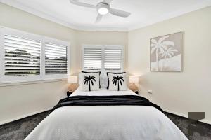 Ένα ή περισσότερα κρεβάτια σε δωμάτιο στο 25 Coral Cove Drive Coral Cove