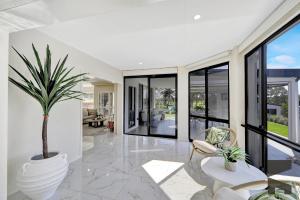 Χώρος καθιστικού στο 25 Coral Cove Drive Coral Cove