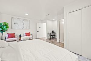 Postel nebo postele na pokoji v ubytování Near DTLA Gem Stylish Private Suite w King bed