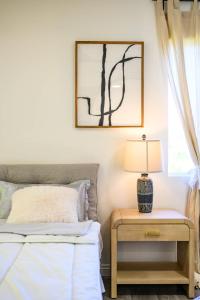 Postel nebo postele na pokoji v ubytování Near DTLA Gem Stylish Private Suite w King bed