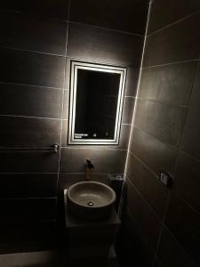 Un baño pequeño con lavabo y espejo. en Golden pyramids temple view INN, en El Cairo
