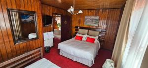 Una cama o camas en una habitación de La Casa Guesthouse