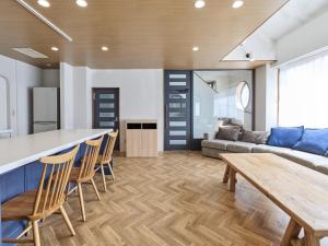 Χώρος καθιστικού στο LIVE HEART House