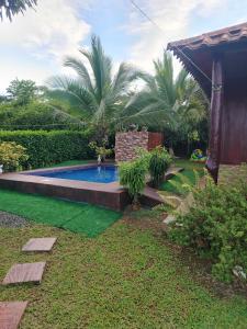 Πισίνα στο ή κοντά στο Hermosa Cabaña en Chachagua