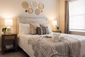 约翰逊城Spacious 3 Bed Condo Near ETSU的卧室里有一张床，床上放着两条毛巾。