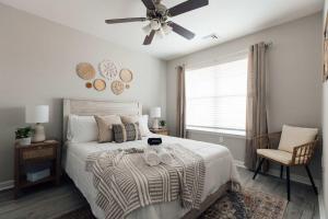 约翰逊城Spacious 3 Bed Condo Near ETSU的一间卧室，里面有一张床和一个吊扇
