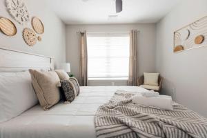 约翰逊城Spacious 3 Bed Condo Near ETSU的卧室里有一张白色的大床和一扇窗户 更多34张照片