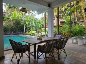 Bazén v ubytování Neon Chameleon nebo v jeho okolí