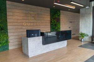 eine Lobby eines Hotels mit Schild an der Wand in der Unterkunft Corferias Embajada Usa Centro Aeropuerto Mascotas Coliving Coworking in Bogotá