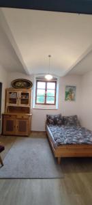 Ένα ή περισσότερα κρεβάτια σε δωμάτιο στο Statek Sudoměř u Písku