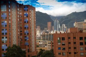 Blick auf eine Stadt mit Gebäuden und Bergen in der Unterkunft Corferias Embajada Usa Centro Aeropuerto Mascotas Coliving Coworking in Bogotá