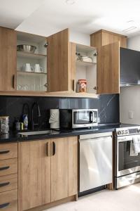 Η κουζίνα ή μικρή κουζίνα στο Cozy Parkside Getaway Steps to Transit & Lake