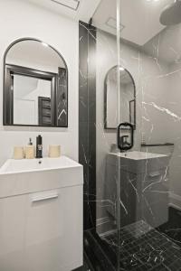 Ένα μπάνιο στο Cozy Parkside Getaway Steps to Transit & Lake