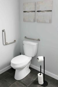 ein Badezimmer mit einem WC und zwei Rollen Toilettenpapier in der Unterkunft Down East Cabins in Tracadie