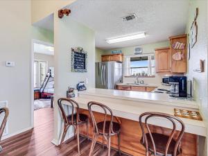 Una cocina o kitchenette en Tejas Angler Retreat AP1132 35 fotos más