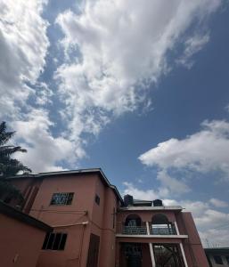 Budova, kde se penzion nachází + 7 fotografií