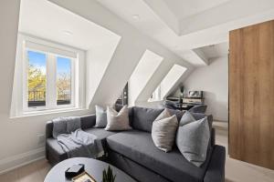 Χώρος καθιστικού στο Stylish 2BR Toronto Condo Comfort & Convenience