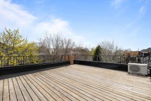 Μπαλκόνι ή βεράντα στο Stylish 2BR Toronto Condo Comfort & Convenience