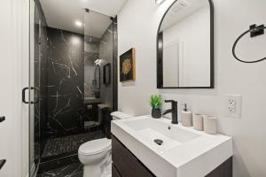 Ένα μπάνιο στο Stylish 2BR Toronto Condo Comfort & Convenience