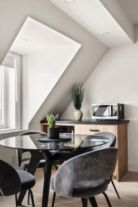 Η κουζίνα ή μικρή κουζίνα στο Stylish 2BR Toronto Condo Comfort & Convenience +13 φωτογραφίες