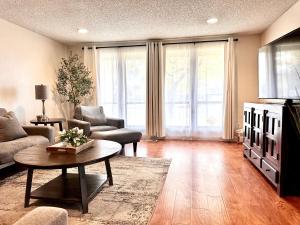 Posezení v ubytování Huge Master Suite Apt -fire Pit-gazebo- Cul De Sac