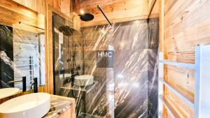 Et badeværelse på Chalet 1ère Étoile une vue à couper le souffle