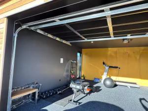 una sala fitness con palestra e tapis roulant di Cedarstone Villa a Halswell