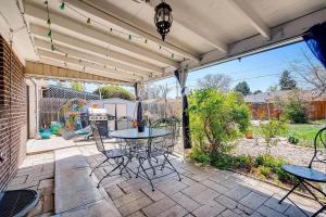 een patio met een tafel en stoelen erop bij Modern 2BD 2BA Near Downtown Denver in Sandown