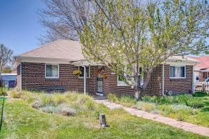 een bakstenen huis met een boom in de tuin bij Modern 2BD 2BA Near Downtown Denver in Sandown
