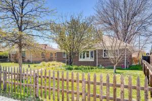 een houten hek voor een huis bij Modern 2BD 2BA Near Downtown Denver in Sandown
