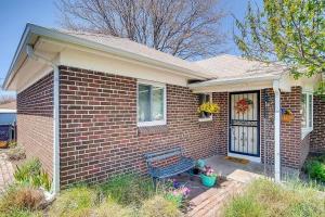 een stenen huis met een bank ervoor bij Modern 2BD 2BA Near Downtown Denver in Sandown +33 foto's