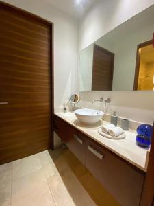 ein Badezimmer mit Waschbecken und großem Spiegel in der Unterkunft Arena Bca in La Cruz de Huanacaxtle