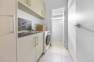 Η κουζίνα ή μικρή κουζίνα στο Modern CBD Hideaway - 2 mins to Bendigo Hospital