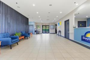 een blik op een wachtruimte in een ziekenhuis met blauwe stoelen bij Days Inn & Suites by Wyndham Wynne in Wynne +35 foto's