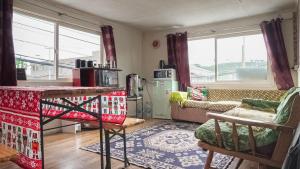 una cucina con soggiorno, divano e tavolo di Alma Patagona Coyhaique a Coihaique