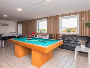 un soggiorno con un tavolo da biliardo di 4 person holiday home in Højer a Højer