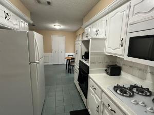 Kuchyň nebo kuchyňský kout v ubytování NEW Grand Escape For Large Families and Groups