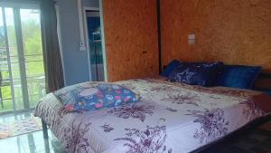 Postel nebo postele na pokoji v ubytování บ้านชมพู 2 คน