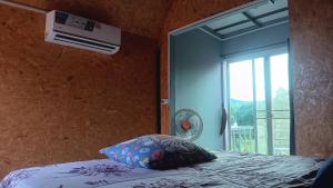 Postel nebo postele na pokoji v ubytování บ้านชมพู 2 คน