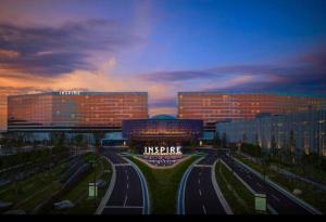 Una autopista frente a dos edificios altos y una ciudad. en 温馨小屋Cozy House, en Incheon