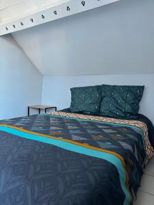 Postel nebo postele na pokoji v ubytování Studio Cosy & Lumineux dans le centre-ville + 7 fotografií