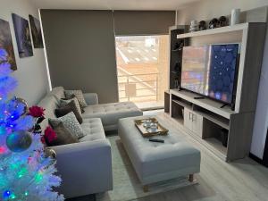 Телевизор и/или развлекательный центр в Modern and cozy with pool apartment