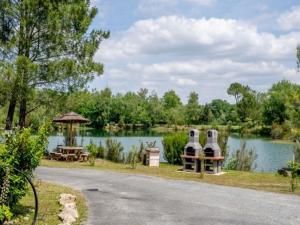 un parc avec un lac et un kiosque dans l'établissement Mobil-Home Confortable 3 Chambres avec Terrasse - API-1-52-399, à Saint-Sornin