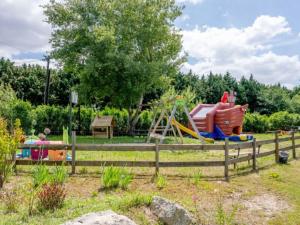 un parc avec une aire de jeux avec un toboggan dans l'établissement Mobil-Home Confortable 3 Chambres avec Terrasse - API-1-52-399, à Saint-Sornin