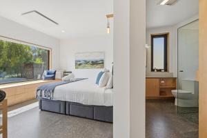 Postel nebo postele na pokoji v ubytování Captivating Coningham- 1 Bedroom Cabin- Oceanview