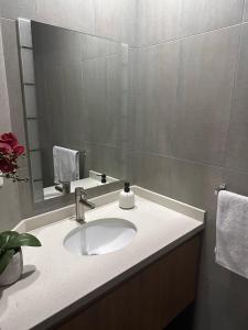 Ванная комната в Modern and cozy with pool apartment