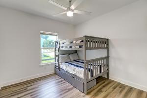 Giường trong phòng chung tại Blue Wave