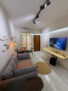 ein Wohnzimmer mit Sofa und Tisch in der Unterkunft Apartamento no Centro de Sorocaba com vaga de garagem in Sorocaba