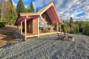 una piccola cabina in legno con tavolo da picnic e panca di Hidden Valley Haven a Sandpoint Altre 12 foto